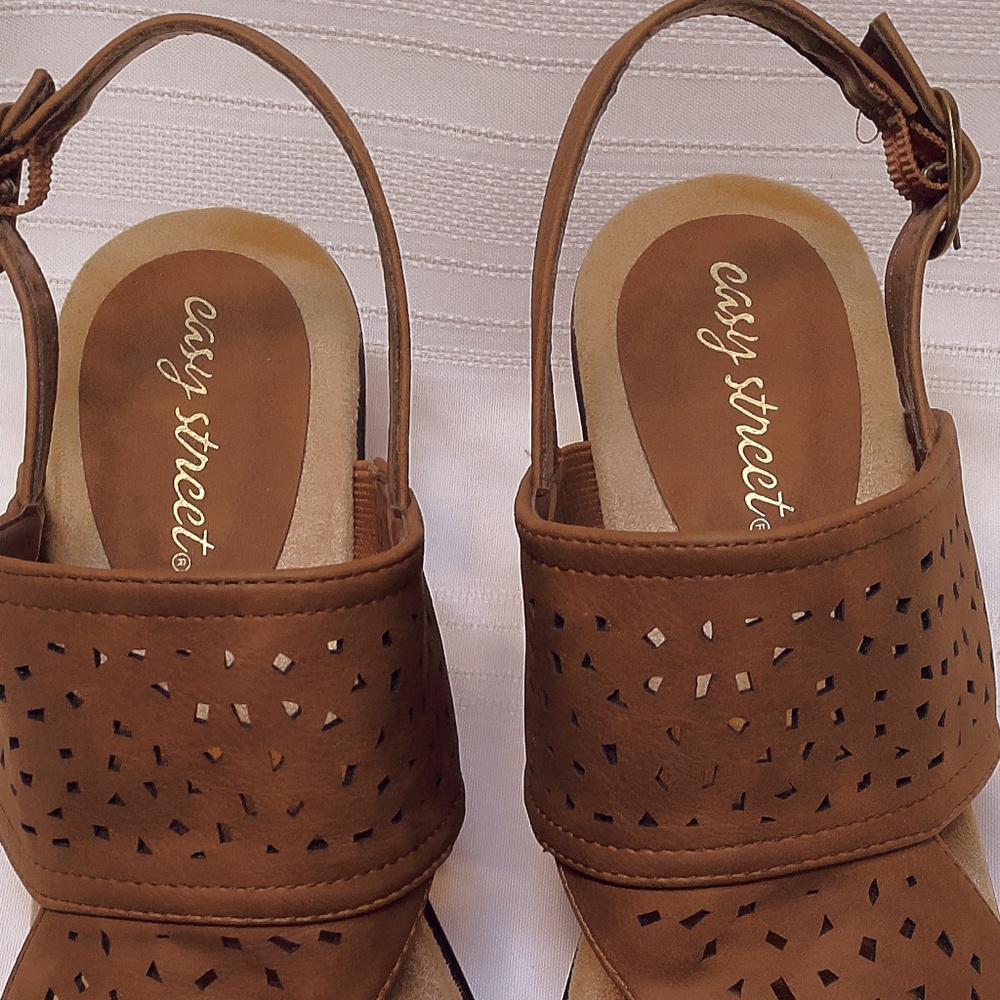 NWOB Easy Street Punch Hole Brown Leather Block Heeled Sandals Size 9M - Picture 7 of 7